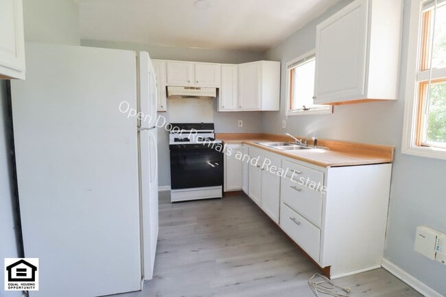 Building Photo - Now available 2 bedroom house!