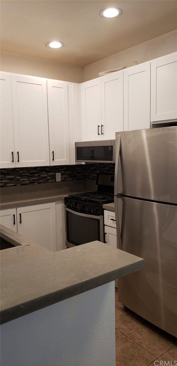 Building Photo - 640 W 4th St