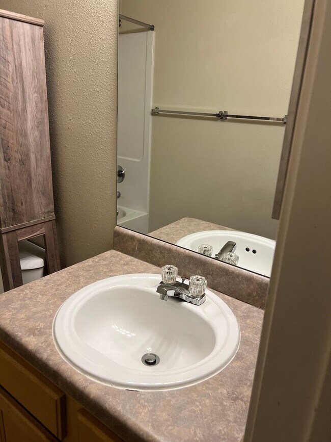 Foto del edificio - ( 2 ) INDIVIDUAL ROOMS AVAILABLE! at The E...
