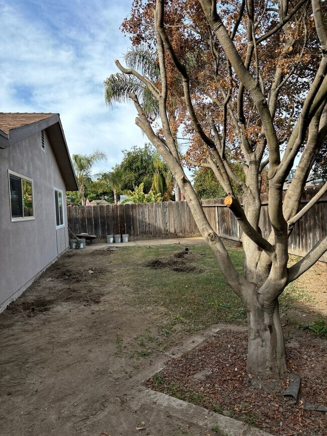 Building Photo - West Visalia Home near Shopping Center!