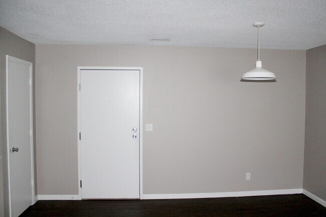 Foto del edificio - 1201 S Hutchins Ave