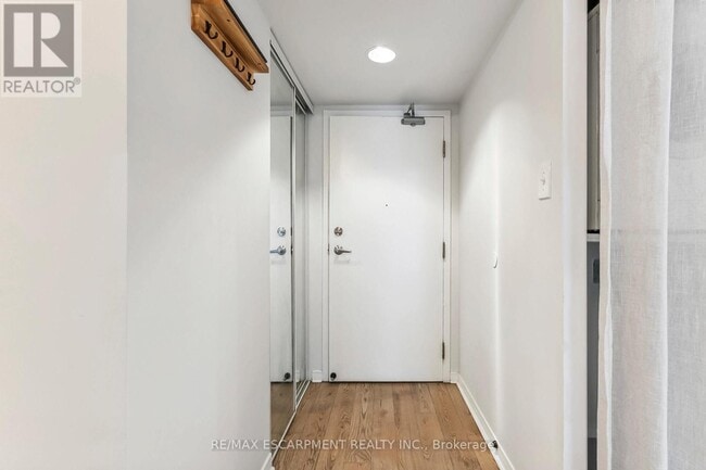 Building Photo - 801 King St W