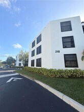 Building Photo - 210 Lake Pointe Dr