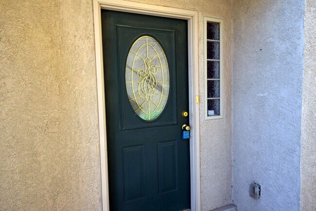 Building Photo - 2 Bed 2.5 Bath Two Story Townhouse with 2 ...