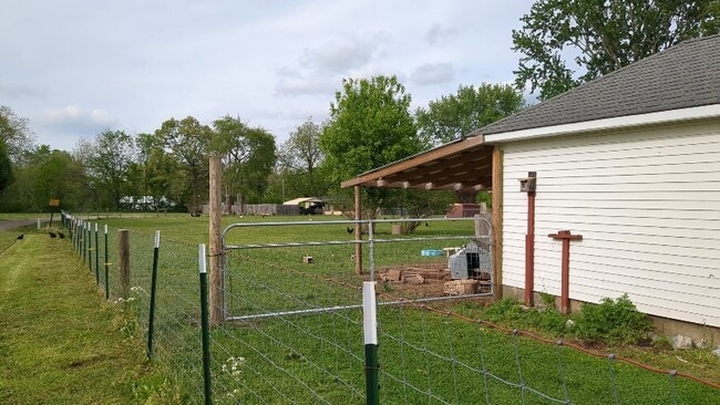 Building Photo - 210 Tatertown Rd