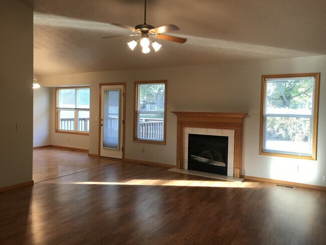 Building Photo - NEW FLOORS, NEW PAINT, FANTASTIC NEIGHBORH...