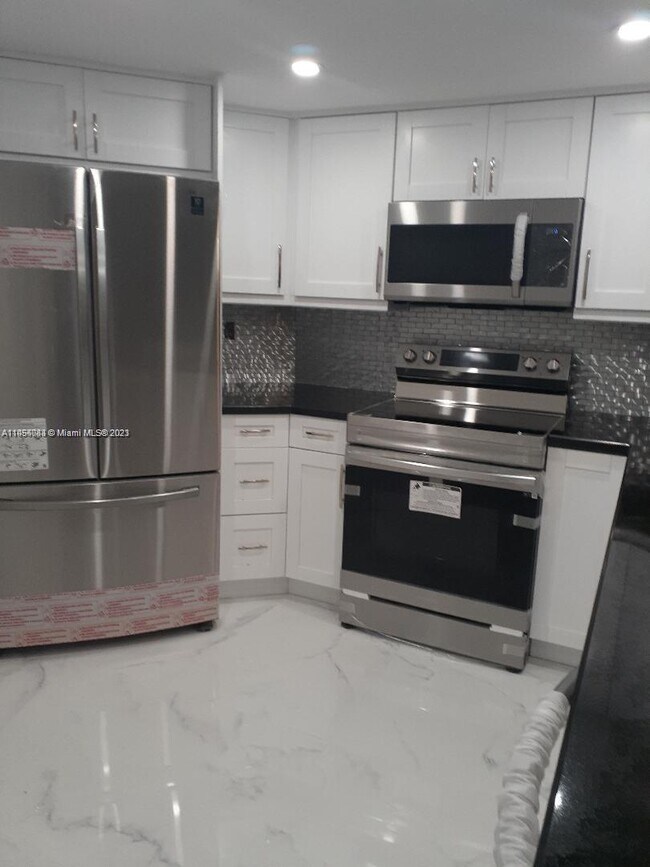 Foto del edificio - 9421 Fontainebleau Blvd