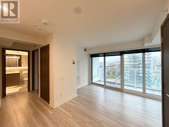 Building Photo - 19 Bathurst St