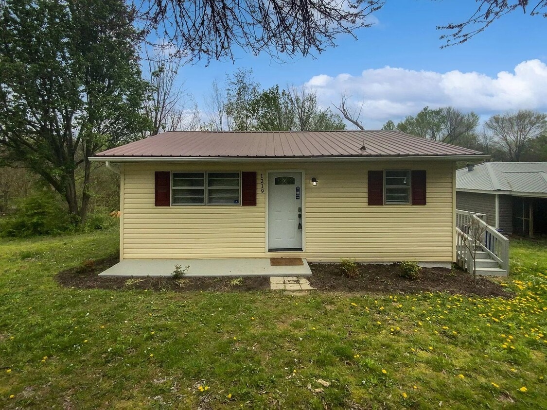 Primary Photo - Small Cottage Home