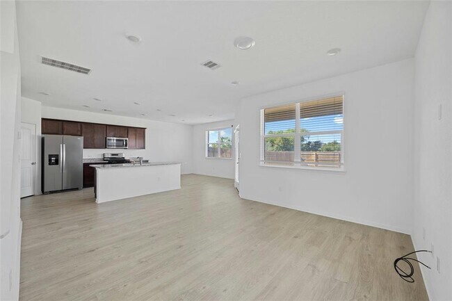 Foto del edificio - 321 Brody Ln