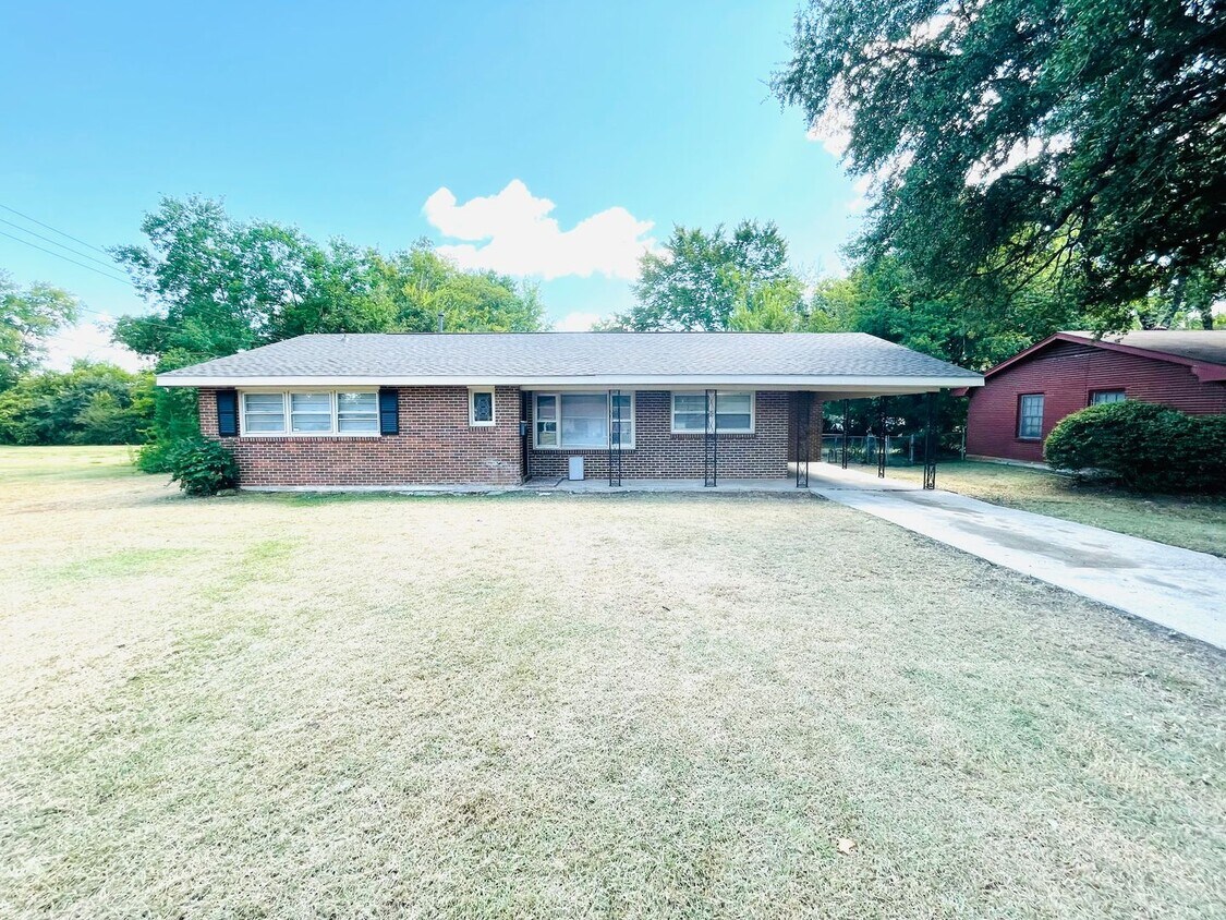 Primary Photo - ** 3 bed 1 bath located in Edgewood ** Cal...