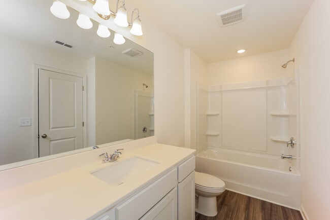 Building Photo - Fantastic 3bd/2ba home! Let yourself in!