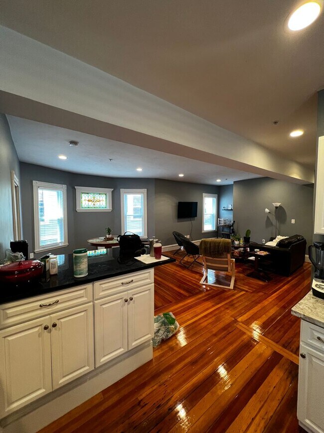 Foto del edificio - Sunny, Spacious, Fully Renovated Dorcheste...