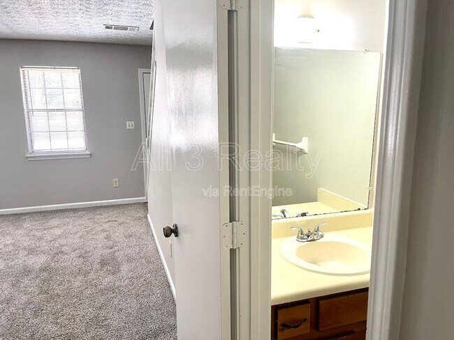 Building Photo - 120 Meadowbrook Ct