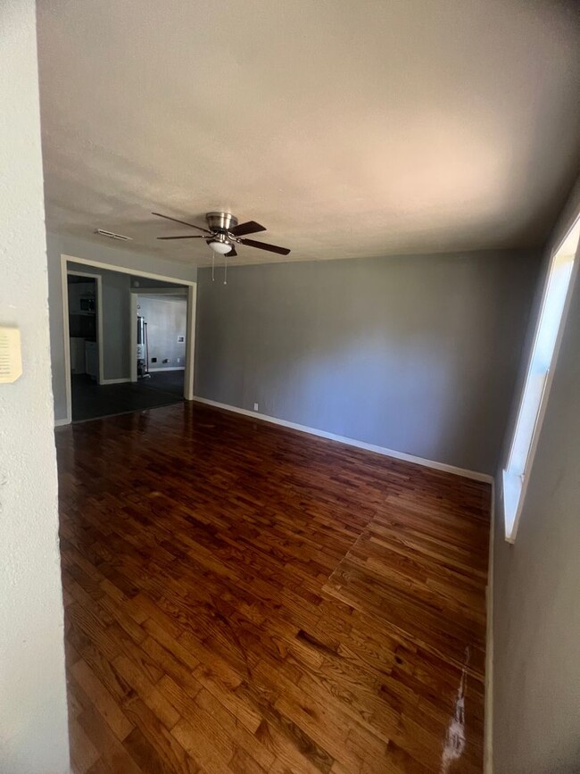 Building Photo - $925/mo $700 deposit $40 application fee