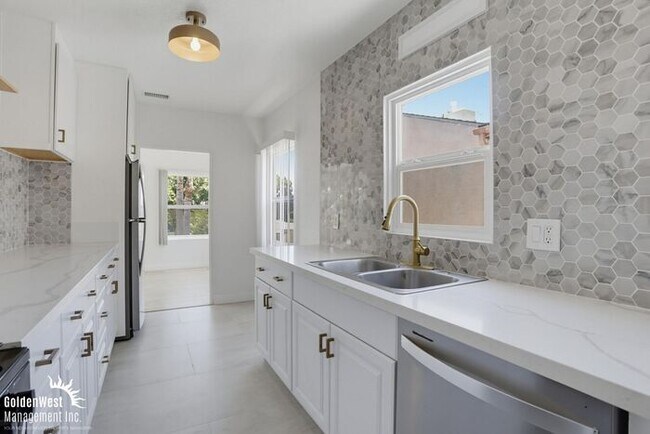 Foto del edificio - Completely Remodeled 4Bdm 2Ba Single Family - MI Special!