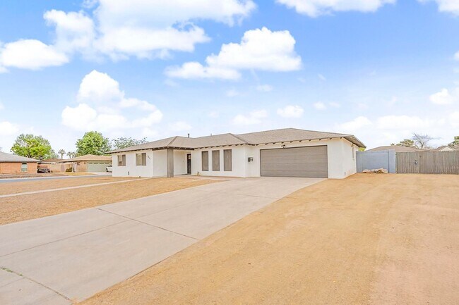 Foto del edificio - Tempe 5 bedroom 3 bath with pool and HUGE yard