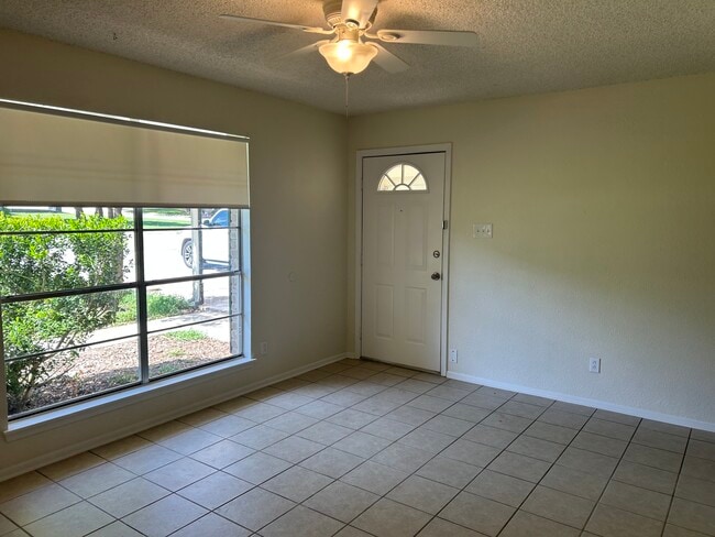 Building Photo - 309 Briarwood Dr