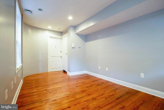 Building Photo - 927 Clinton St