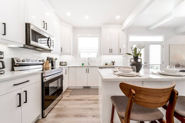 Photo du bâtiment - 15809-15897 97 Ave NW