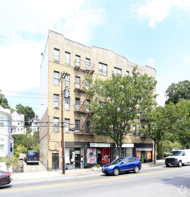 Building Photo - 146-152 Mclean Ave