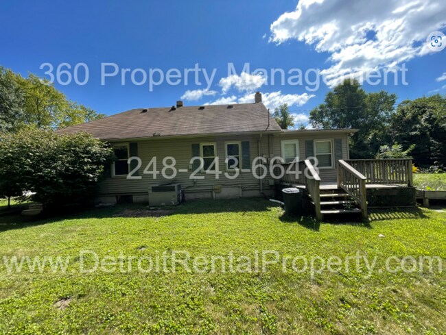 Building Photo - 2 bedroom 1 bathroom gem in Harrison Township Michigan! Accepts Pets!