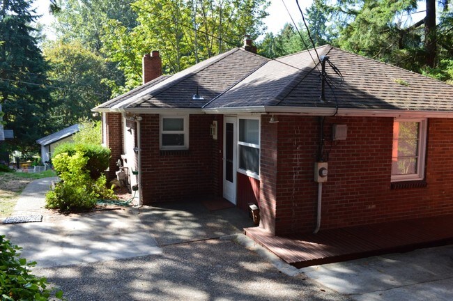Building Photo - House in Victory Heights