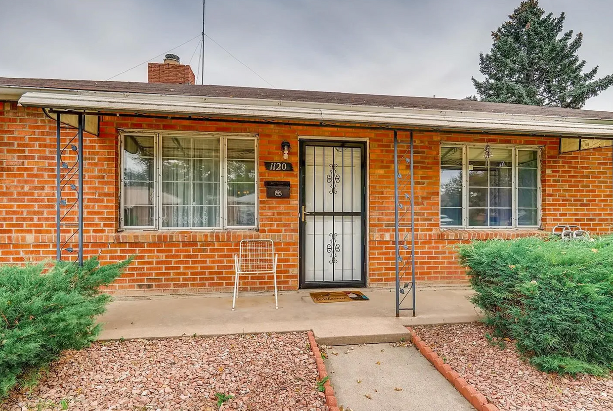 Primary Photo - 3 bedroom / 2 bathroom house with large ba...