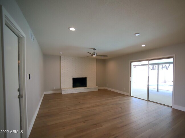 Building Photo - 2140 E Colgate Dr