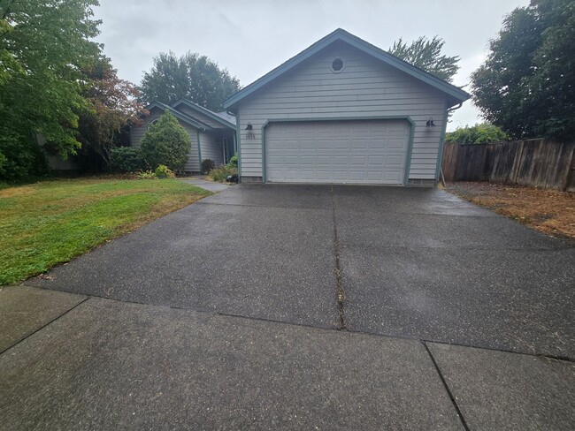Building Photo - 3 bed 2 bath Home for Rent in Grants Pass