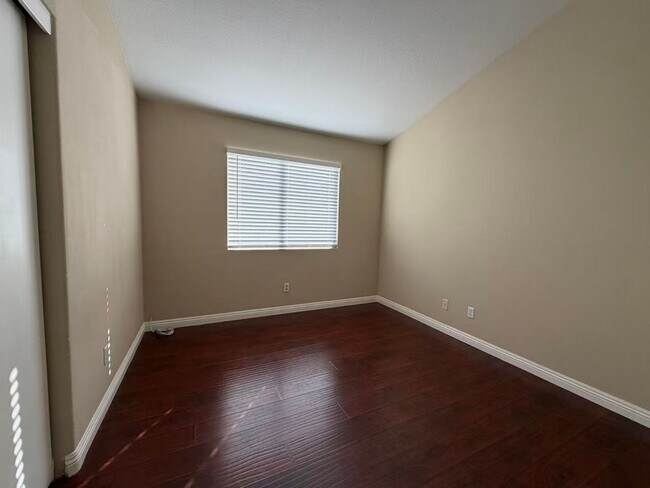 Building Photo - Sweet and warm one story single family house