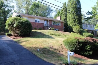 Building Photo - 137 Warwick Dr