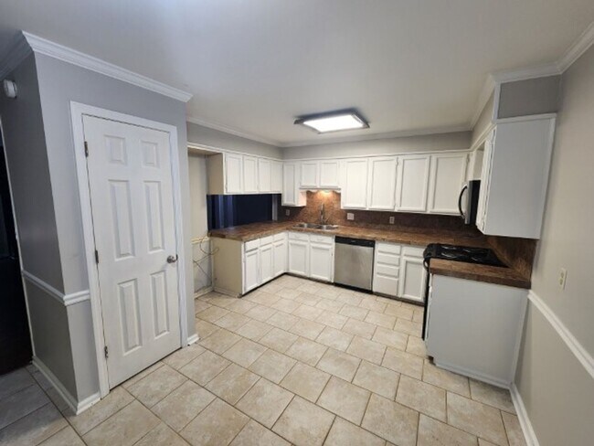 Building Photo - 5 Hickory Ln