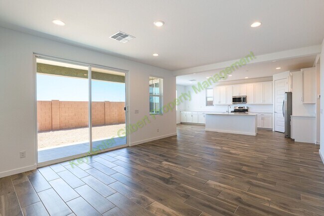 Foto del edificio - Pet Friendly 5 bed/3 bath in the Hawes Crossing Community of East Mesa