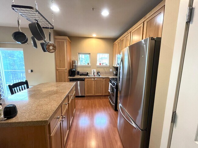 Foto del edificio - Charming 2-Bed Townhome in Sherwood with P...