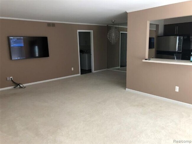 Building Photo - 115 Country Club Dr