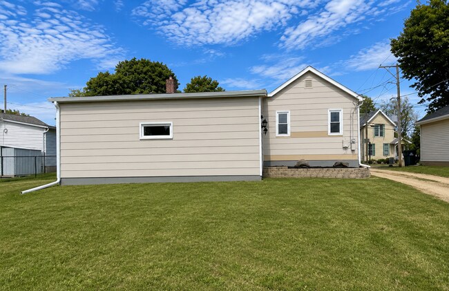 Building Photo - Charming 2-Bedroom Clinton Home with Garage!