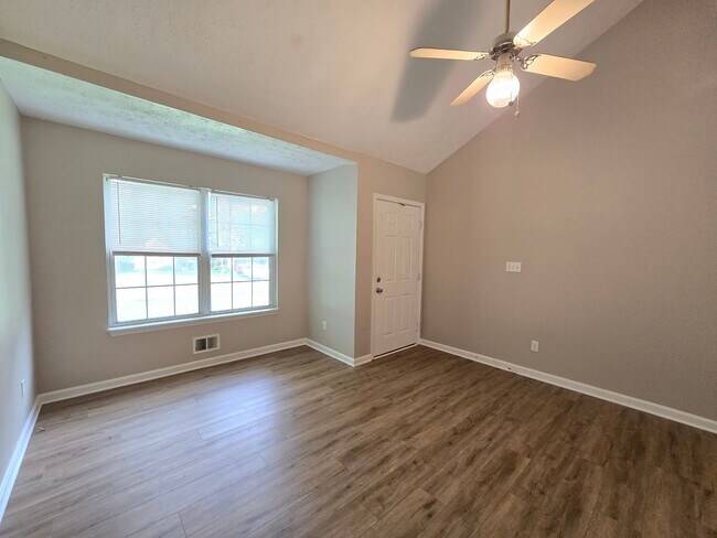 Foto del edificio - FOR RENT! Jeffersontown! 3 Bedrooms, 2 Full Bathrooms. $1,599/month. NEWer Paint, NEWer Hardwood ...