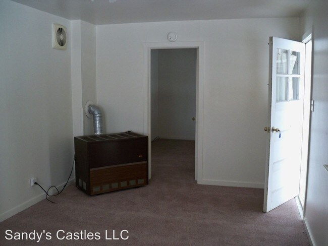 Building Photo - 253 Maple St