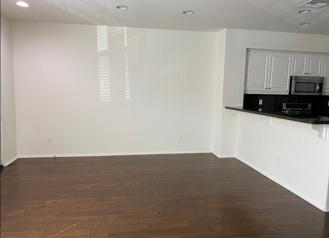 Building Photo - 3 bed, 2 1/2 bath 3-story Marketplace Townhome