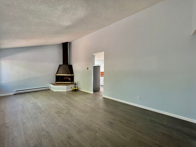 Foto del edificio - Newly remodeled 4B/2BA house w/ large back...