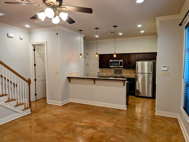 Building Photo - Luxury & Convenience Awaits in Mirimar!
