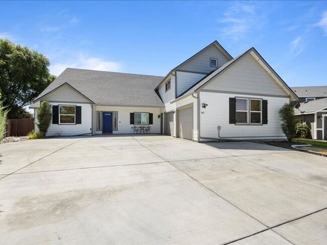Building Photo - 617 Esperanza Ct