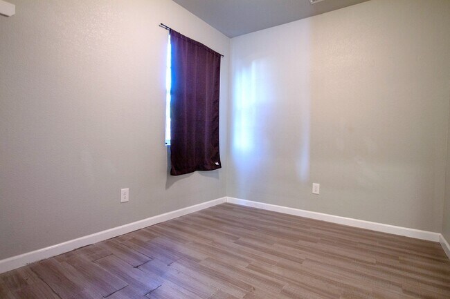 Foto del edificio - 247 W San Joaquin Ave