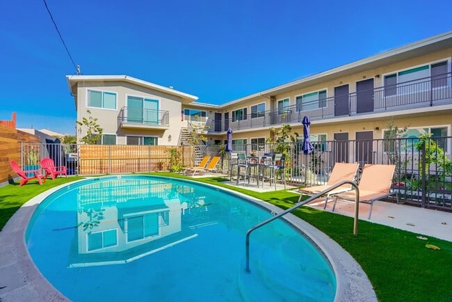 Building Photo - Premier Apartment Complex Near Hollywood P...