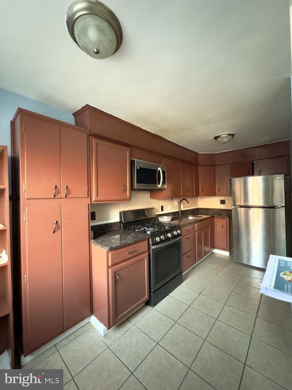 Foto del edificio - 8729 Ditman St