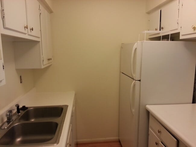 Building Photo - Spacious 2 Bedroom, 1 Bath Condominium in ...