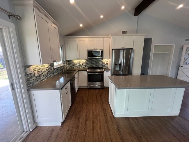 Foto del edificio - CHARMING 3BD/2BA SINGLE FAMILY HOME IN CLA...