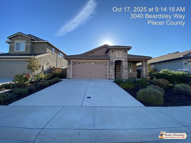 Foto del edificio - Pristinely Maintained Roseville Home with ...