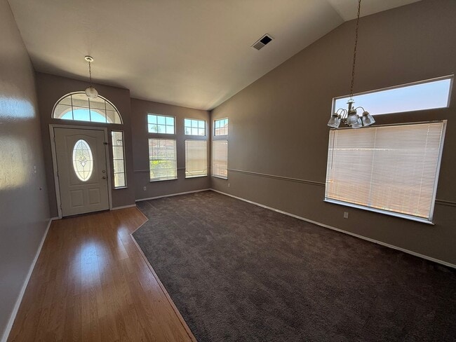 Foto del edificio - Spacious 4-Bedroom Home in Riverlakes Comm...